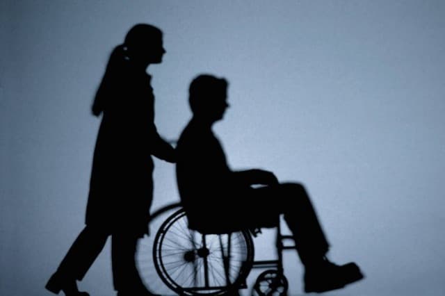 Personat me aftësi të kufizuara përballen me vështirësi serioze në procesin e votimit në Mitrovicë