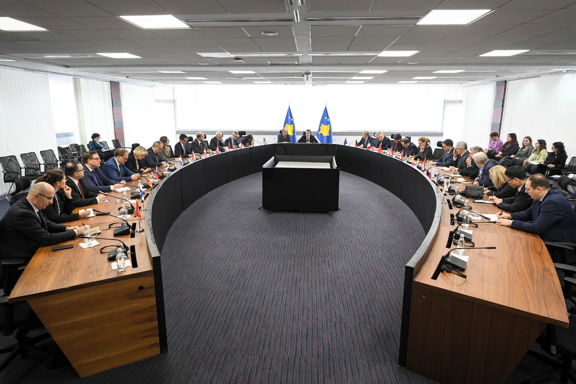 Kurti zhvillon takim me ambasadorët e akredituar në Kosovë