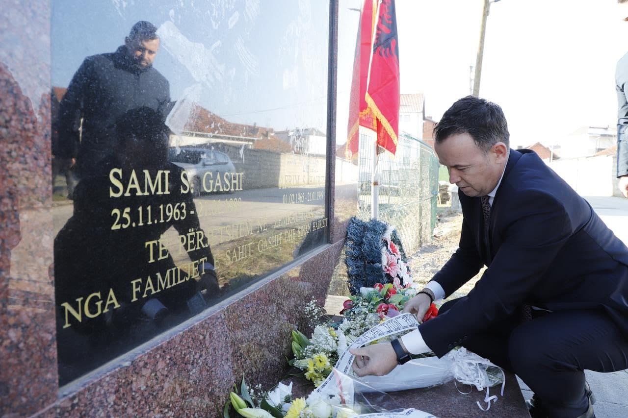 Faton Peci bën homazhe në 27-vjetorin e rënies heroike të Sami Gashit dhe Afrim Hajrizit