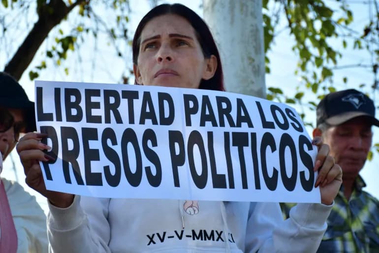 Lirohen 104 persona të burgosur politik në Venezuelë