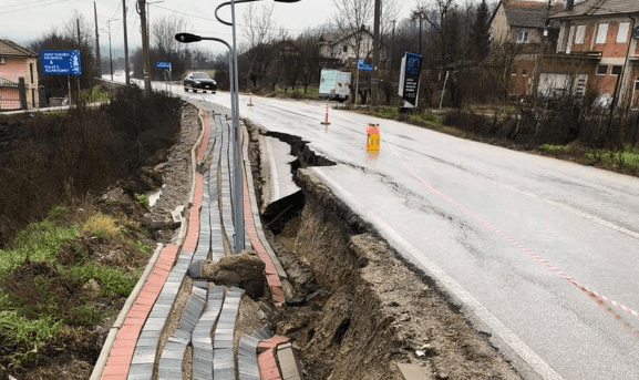 Reshjet e dendura të shiut, shembet rruga një fshat të Klinës