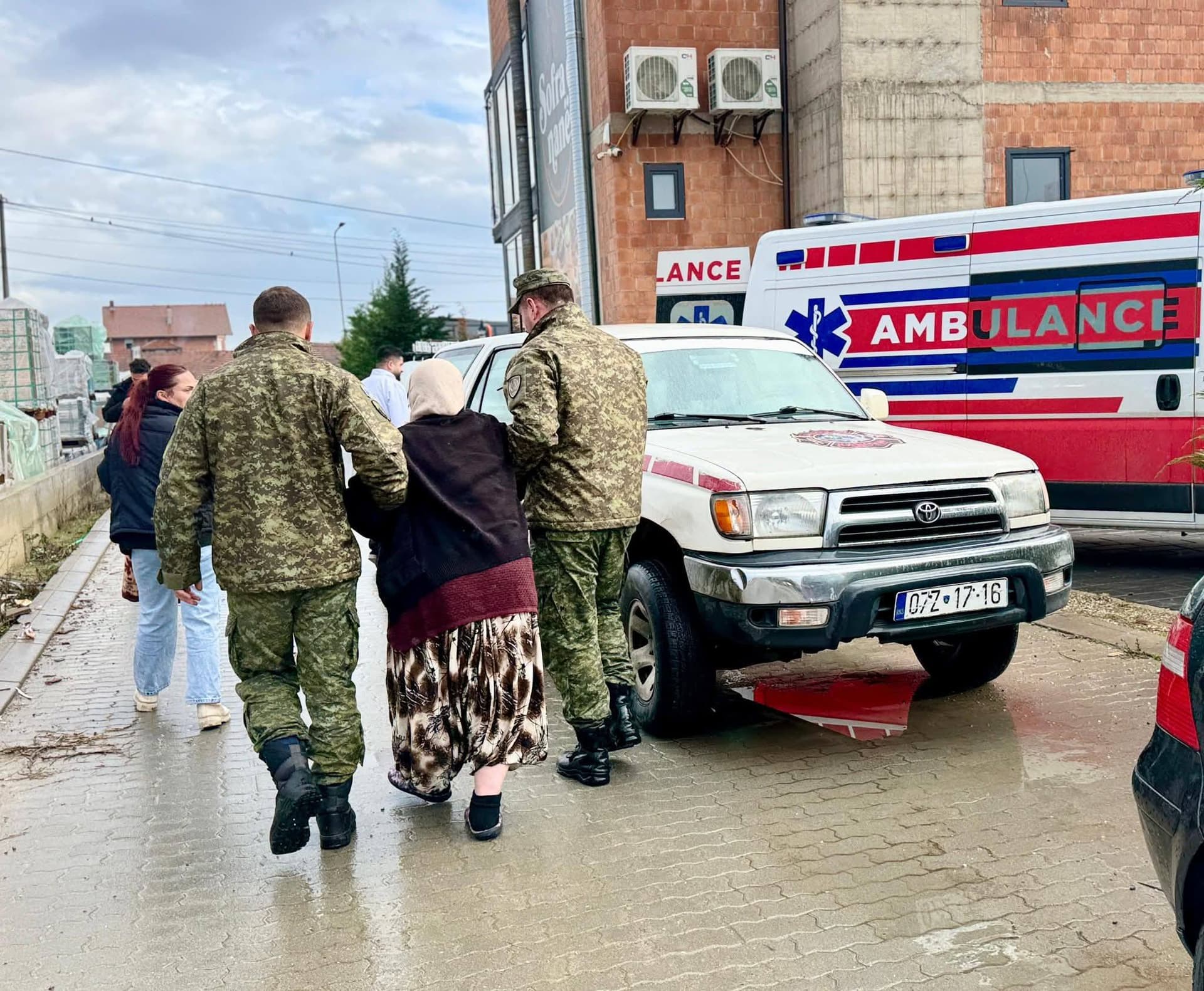 FSK-ja ndihmon në evakuimin e familjeve në Rahovec pas reshjeve të dendura