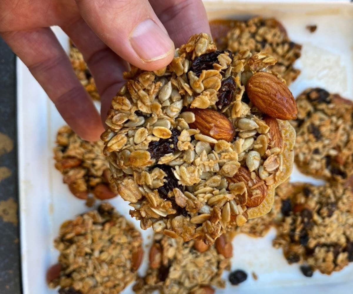 Mëngjes i shpejtë dhe ushqyes, përgatitni biskota granola pa sheqer