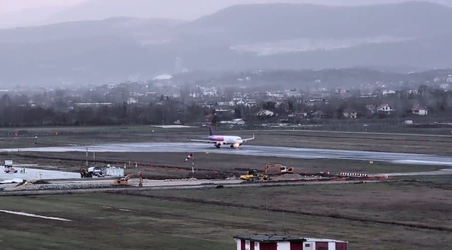 Moti i keq shkakton devijimin e fluturimeve në Aeroportin e Tiranës, paralajmërohen vonesa