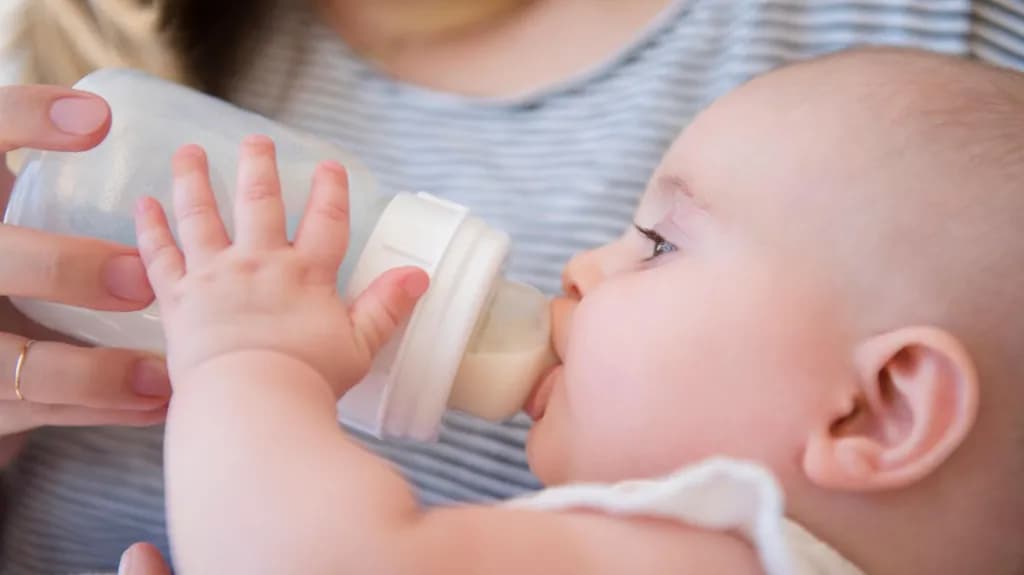 ‘Nestle’ tërheq globalisht disa produkte formulash për bebe, shkak frika nga toksinat