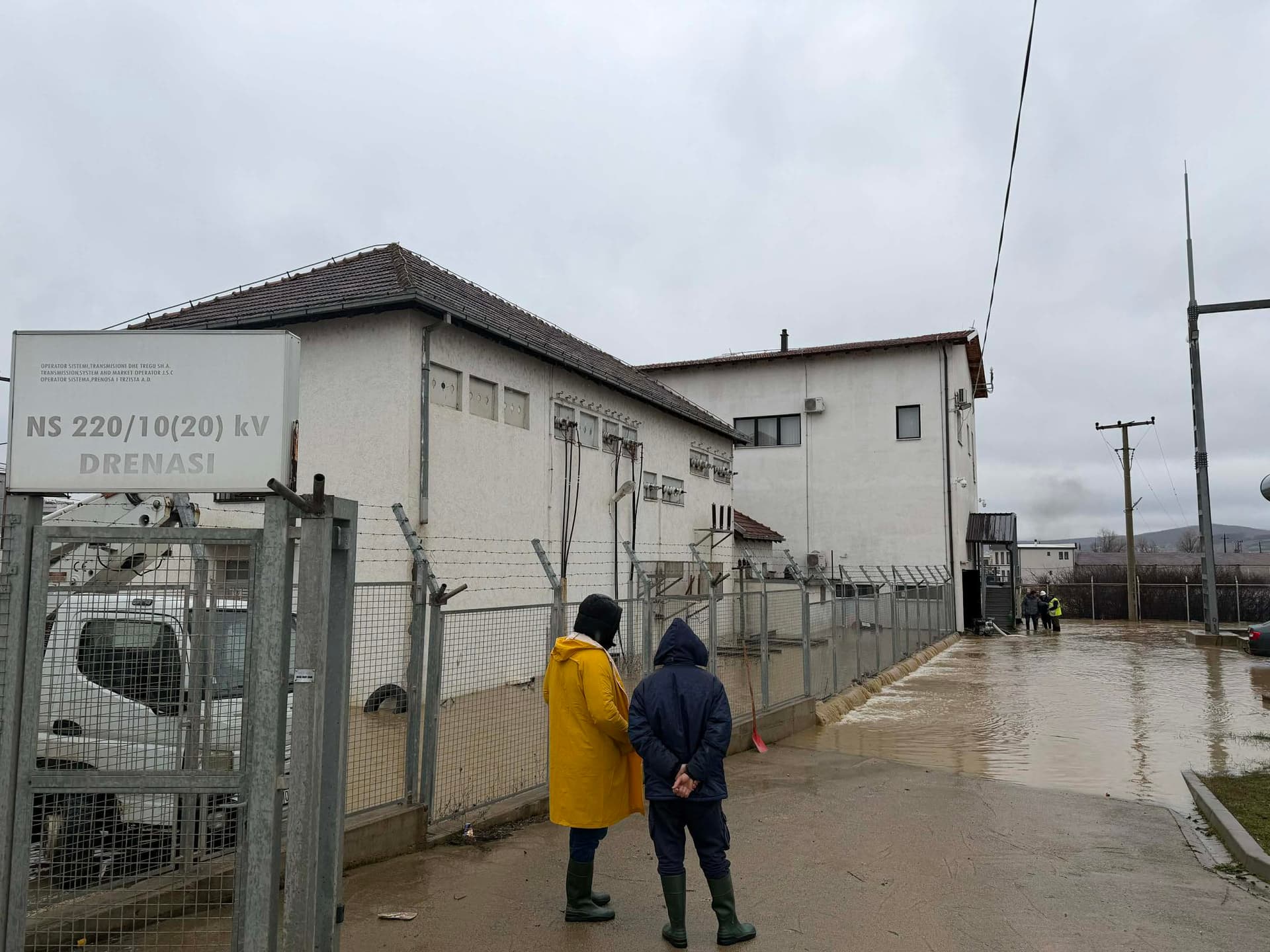 Qytetarëve në Drenas u bëhet thirrje për kujdes, reshjet po e shtojnë nivelin e ujërave
