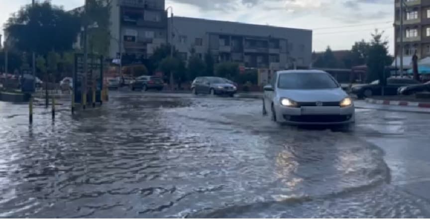 Reshjet vështirësojnë qarkullimin edhe në Gjilan, Komuna bën thirrje për shmangien e disa rrugëve