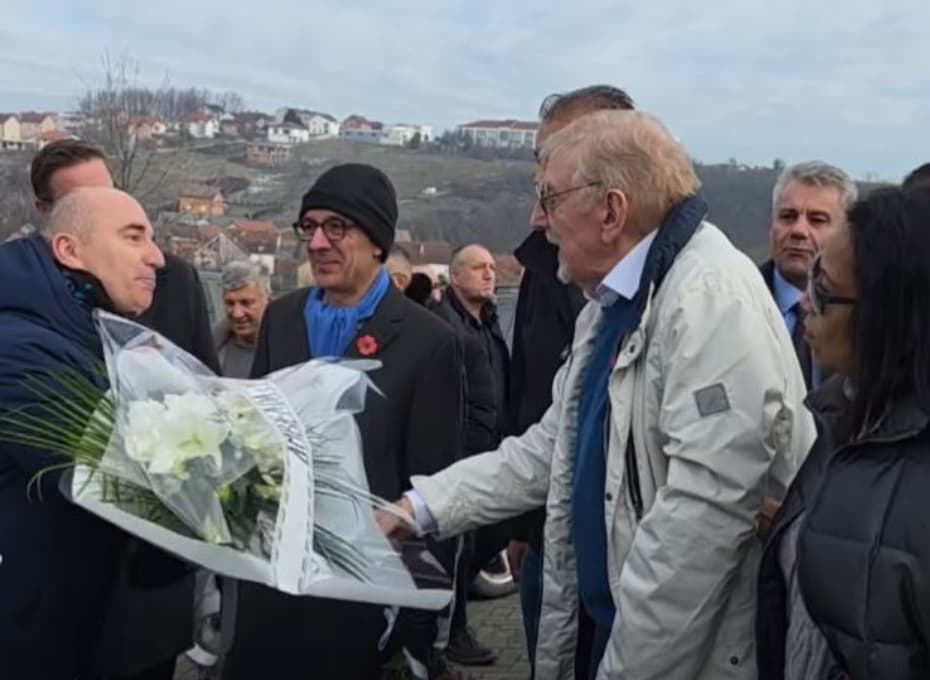 Dëshmoi krimin e Masakrës së Reçakut: Walker nderon 45 shqiptarët e vrarë