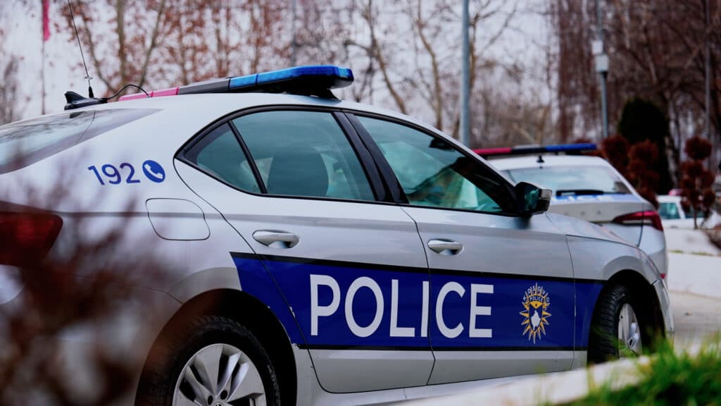 Sulmohen dy zyrtarë policorë në vendin e punës në Kaçanik