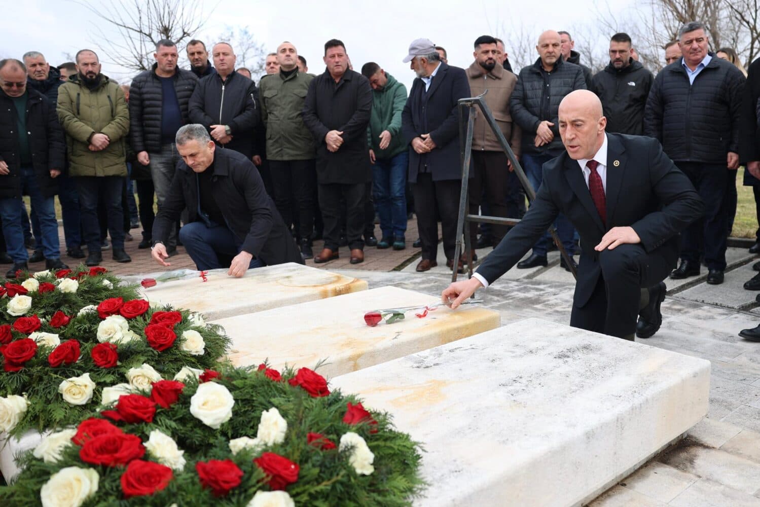 Haradinaj bën homazhe për Jusuf e Bardhosh Gërvallën dhe Kadri Zekën