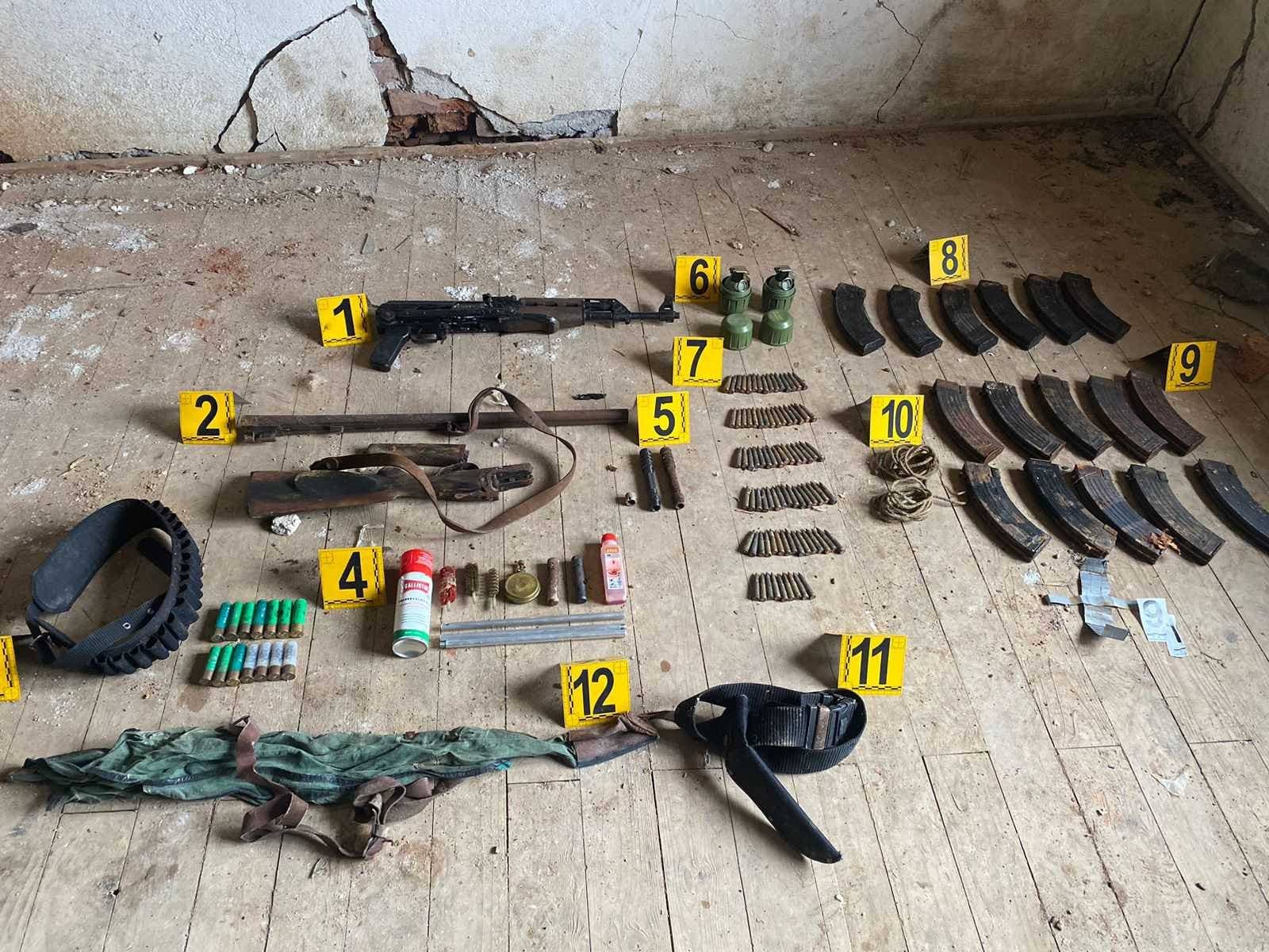 Policia gjen armë, municion e granata dore në një shtëpi të braktisur në Zveçan