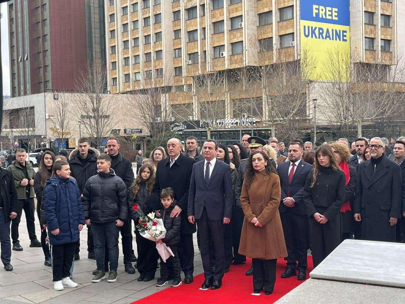 Osmani e Kurti bëjnë homazhe për Zahir Pajazitin dhe bashkëluftëtarët në 29-vjetorin e rënies