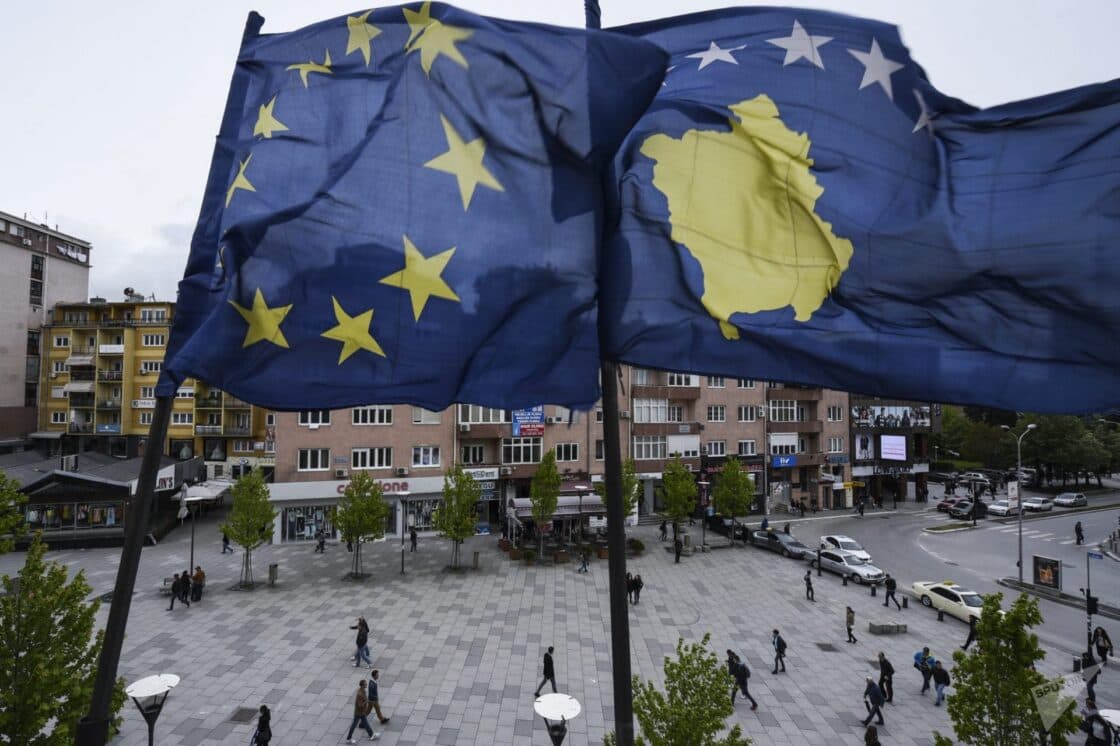 ​Çdo i katërti kosovar beson se politika po e ngadalëson rrugën drejt BE-së