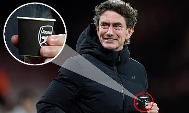 Një gotë që ndezi polemika, tifozët e Tottenhamit të zemëruar me Thomas Frank