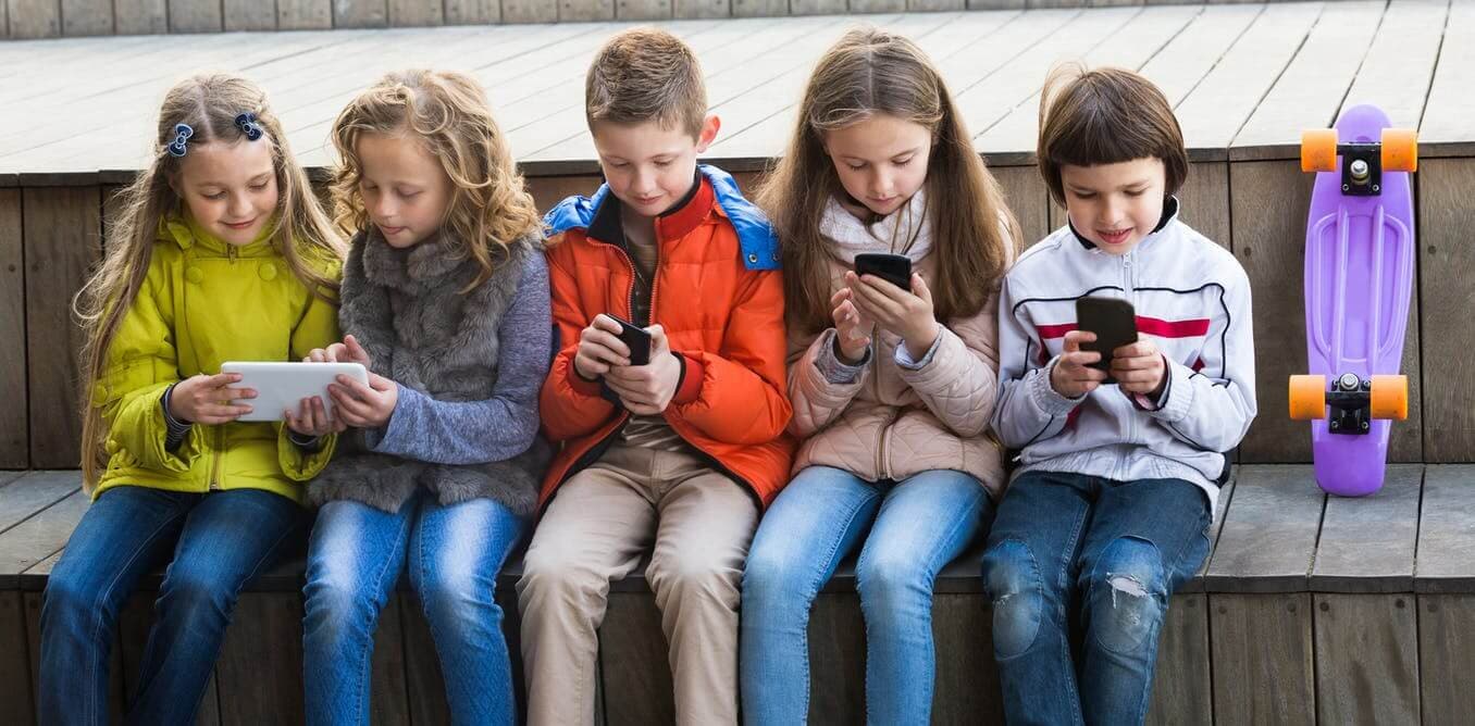 Mediat sociale dhe fëmijët, kërkohet qasje e kujdesshme para çdo ndalimi