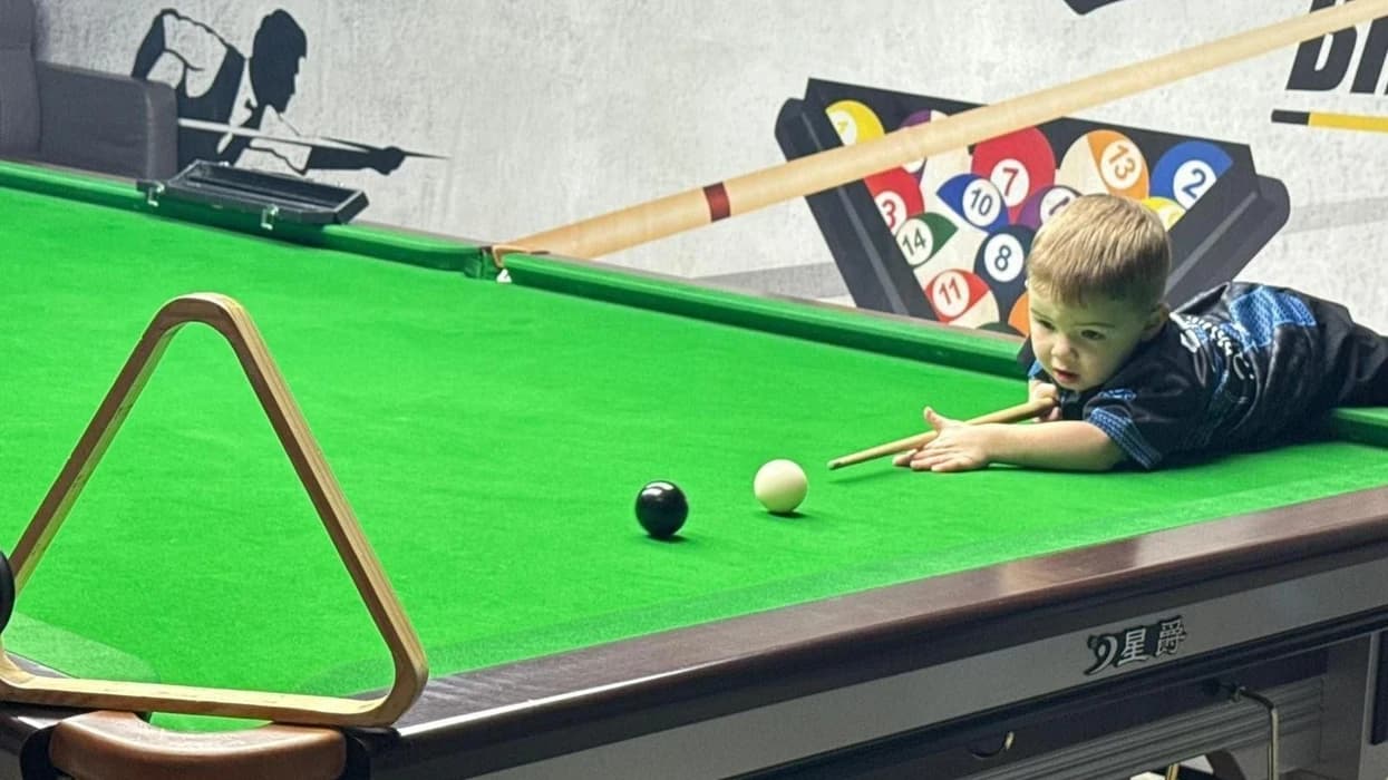 2-vjeçari nga Anglia thyen rekorde Guinness në bilardo