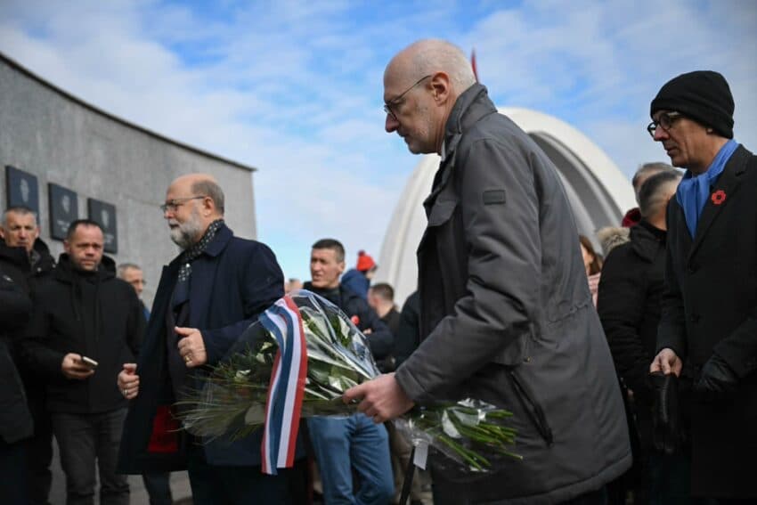 Ambasadori francez vendos lule në Reçak: Franca lufton kundër pandëshkueshmërisë