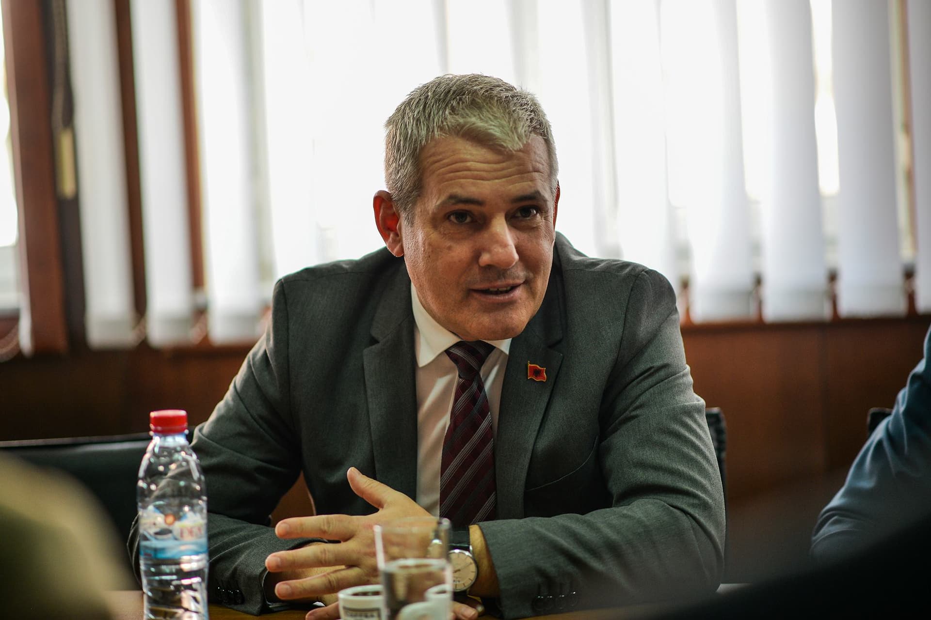 Gjykata veçon procedurën ndaj Sveçlës për rastin e hedhjes së gazit lotsjellës në Kuvend