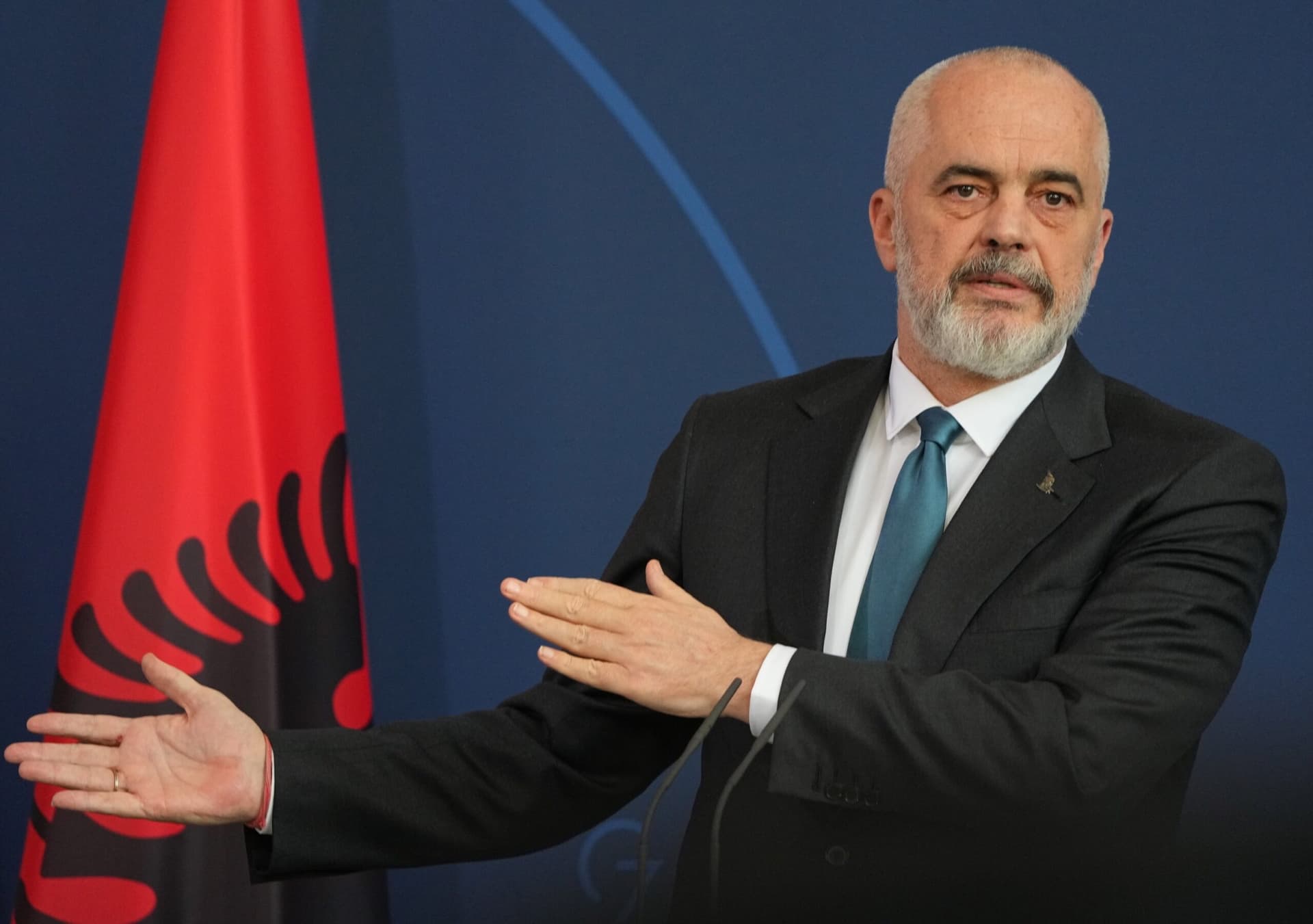 Rama reagon pas protestës së opozitës: “E vetmja parti demokratike që ushtron dhunë”