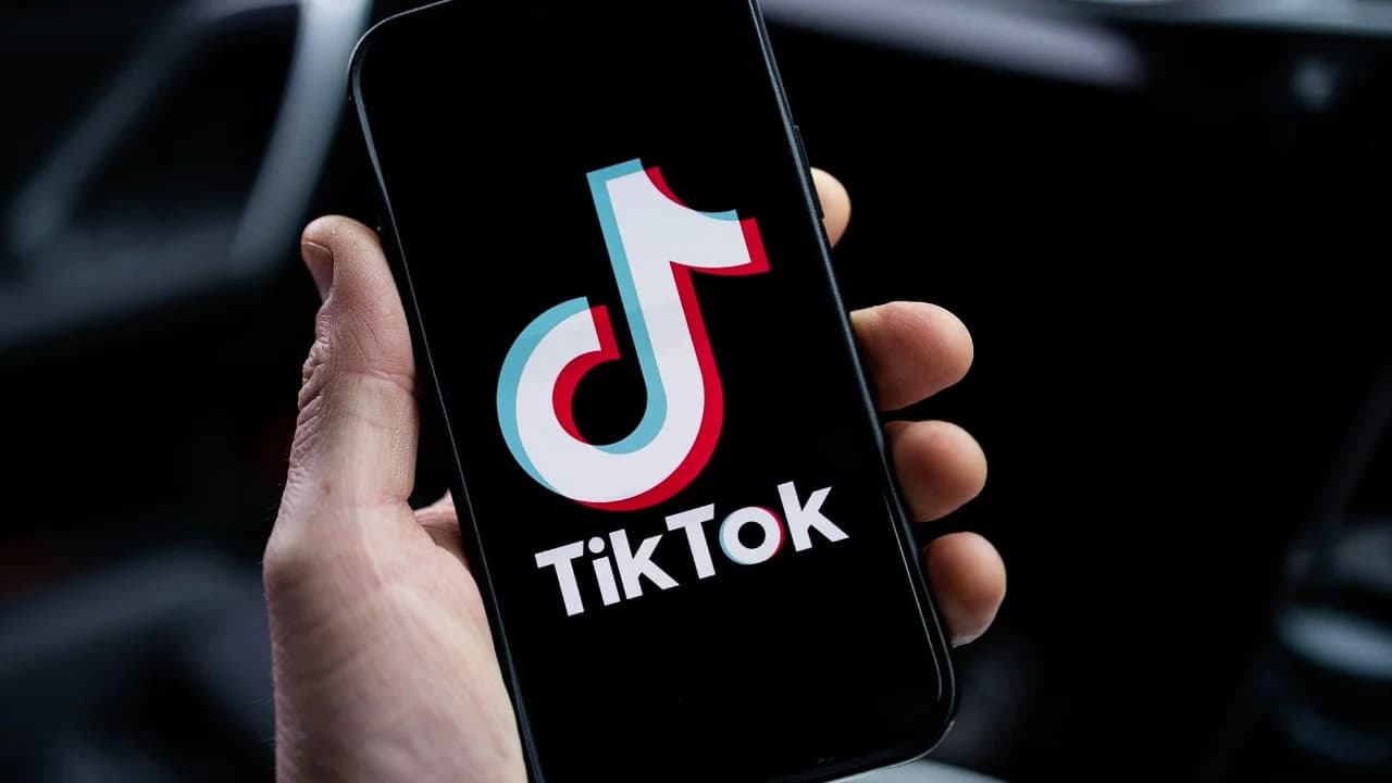 “Zhbllokohet” Tiktoku, platforma hapet në Shqipëri pas një viti pezullim