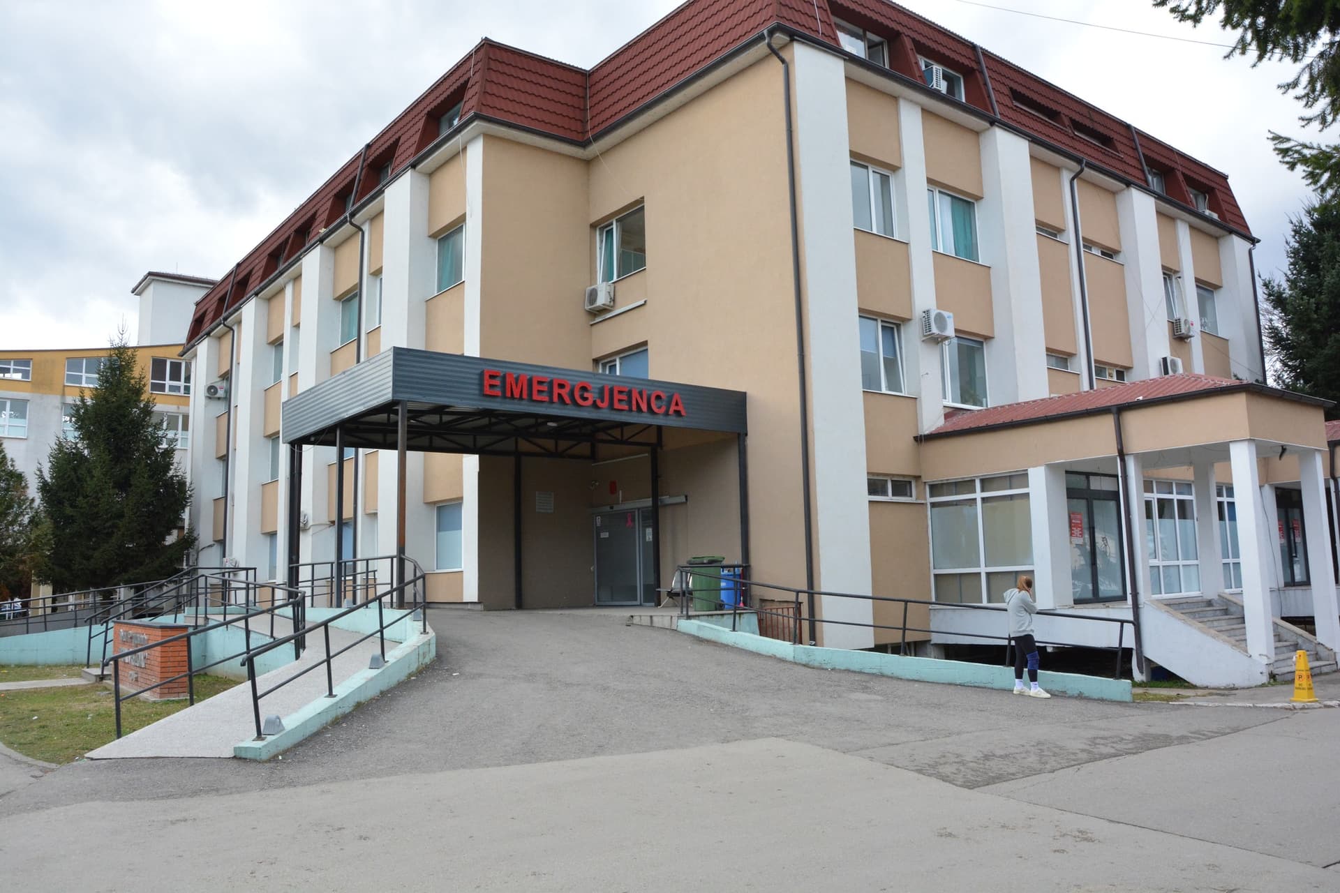 Lëndohet një grua në vendin e punës në Gjakovë, Policia: Dyshohet nga rrëzimi i një orendie