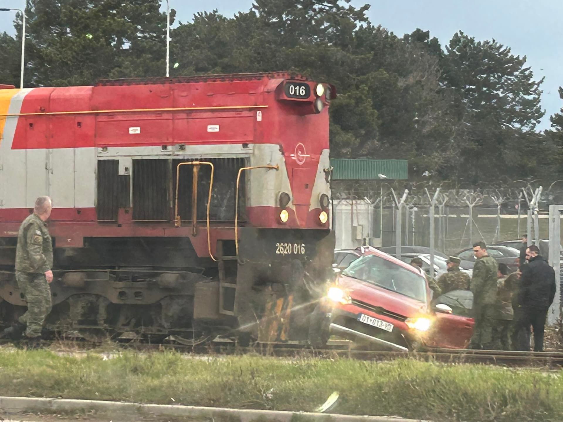 Treni përplaset me një veturë pranë kazermës së FSK-së në Prishtinë