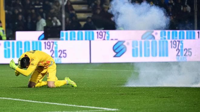 Tifozi i Interit në gjendje kritike pas hedhjes së fishekzjarreve në ndeshjen Cremonese-Inter