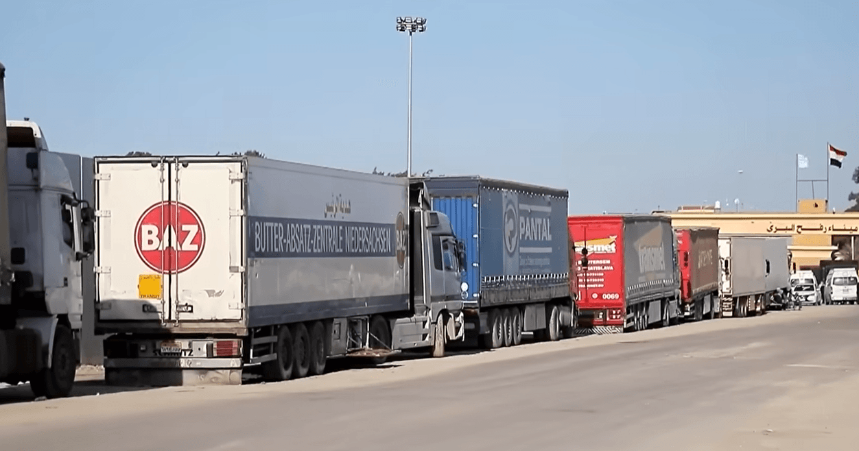 Kamionë humanitarë hyjnë në Gaza pas rihapjes së kalimit kufitar në Rafah