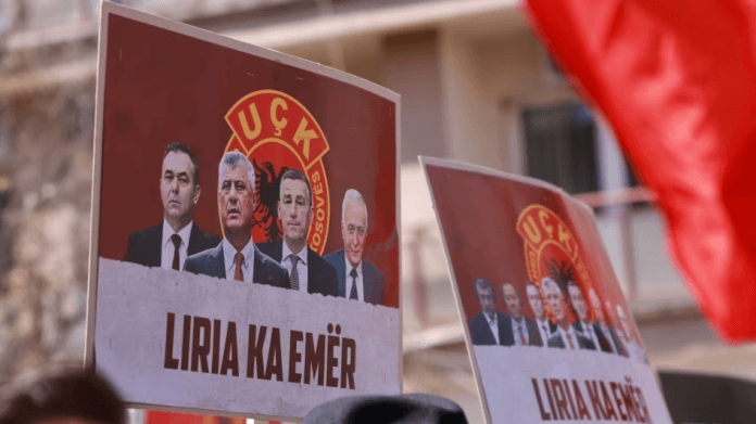 Marshi “Drejtësi, jo politikë”, qytetarët brohoritin “UÇK, UÇK”