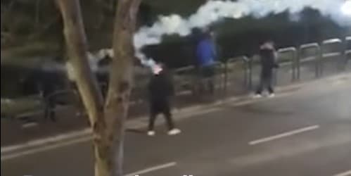 Bombola e gazit lotsjellës godet protestuesin në kokë