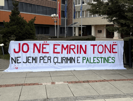 Organizata “Kolektivi për mendim dhe veprim feminist” kundër vendimit të Osmanit për t’iu bashkuar Bordit të Paqes