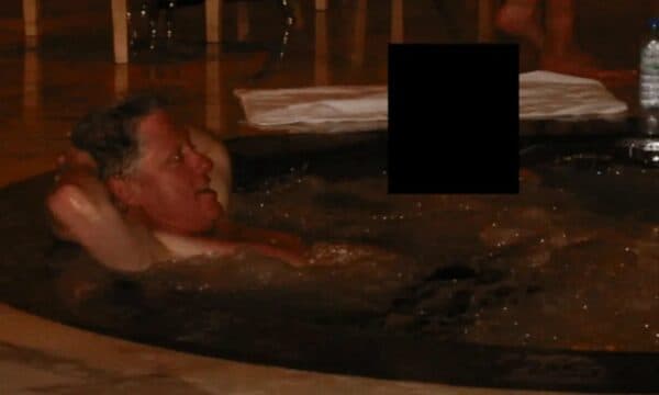 Bill Clinton pyetet për foton në vaskë me ujë të ngrohtë, thotë se nuk dinte “asgjë” për krimet e Jeffrey Epstein