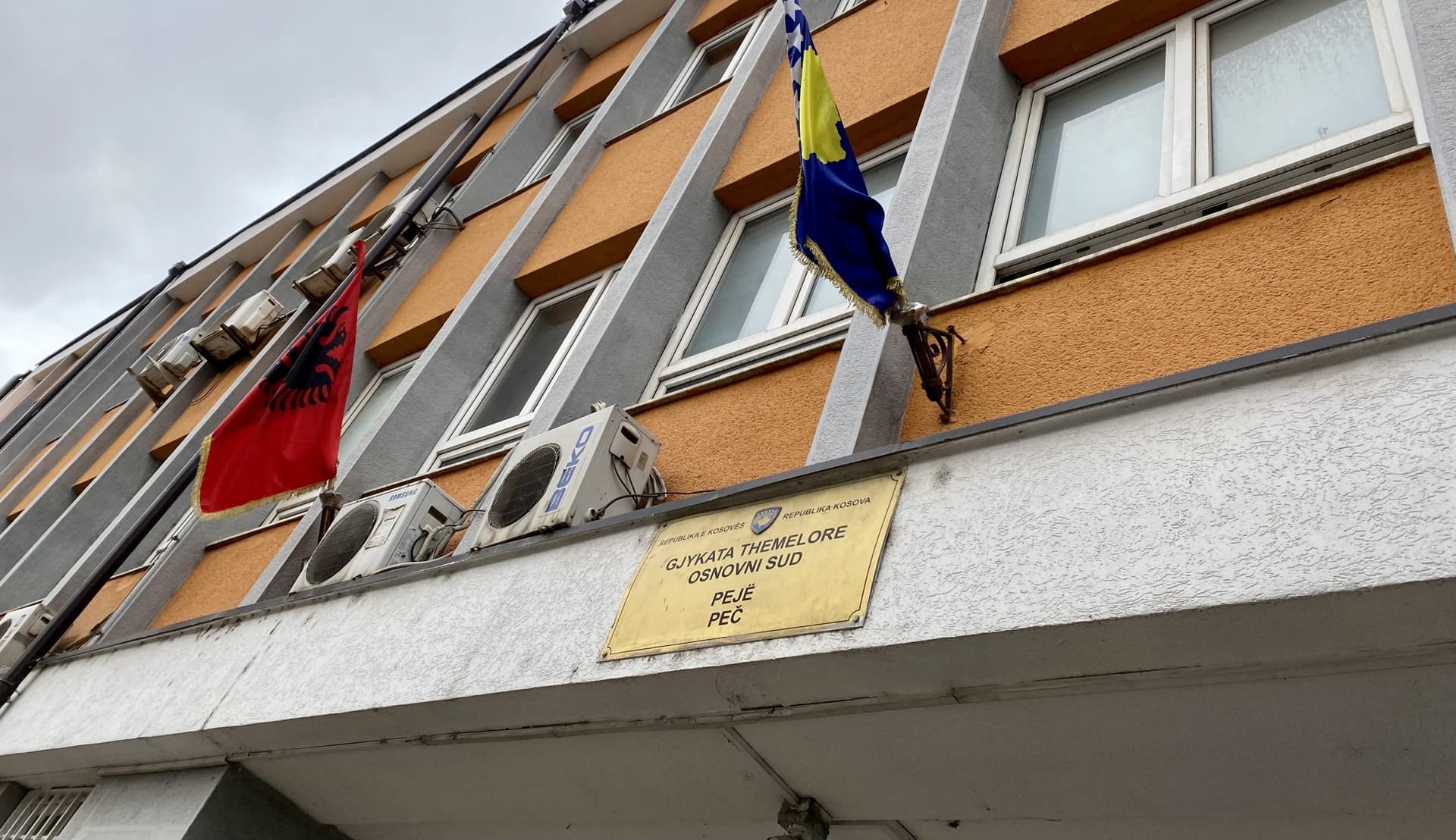 Gjykata Themelore në Pejë shpall aktgjykim lirues ndaj një të pandehuri për dhunë në familje
