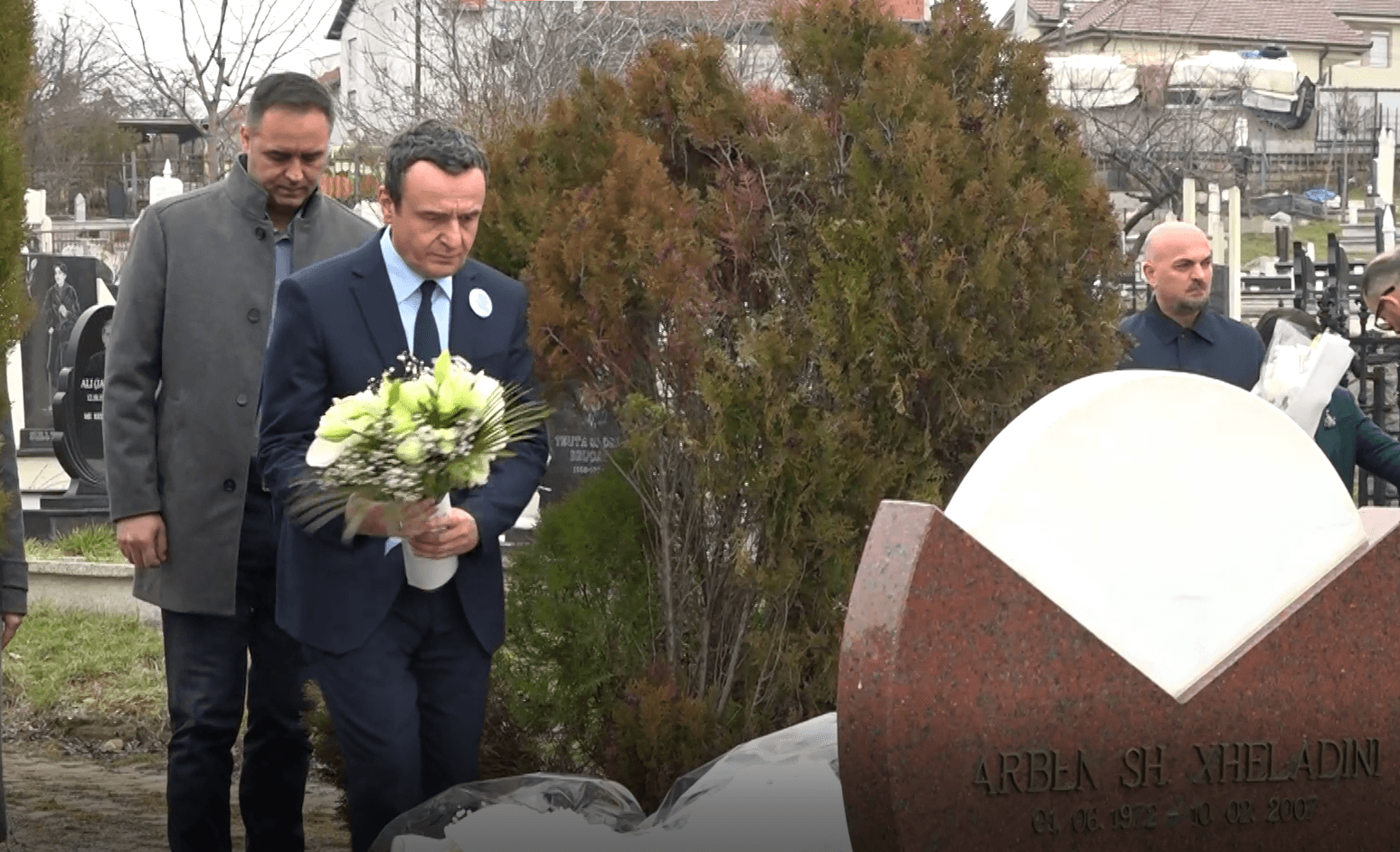 Kurti me bashkëpartiakë bëjnë homazhe për Arben Xheladinin dhe Mon Balajn