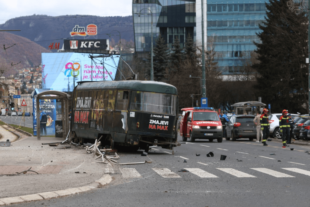 Dalin pamjet nga momenti kur tramvaji del nga shinat në Sarajevë