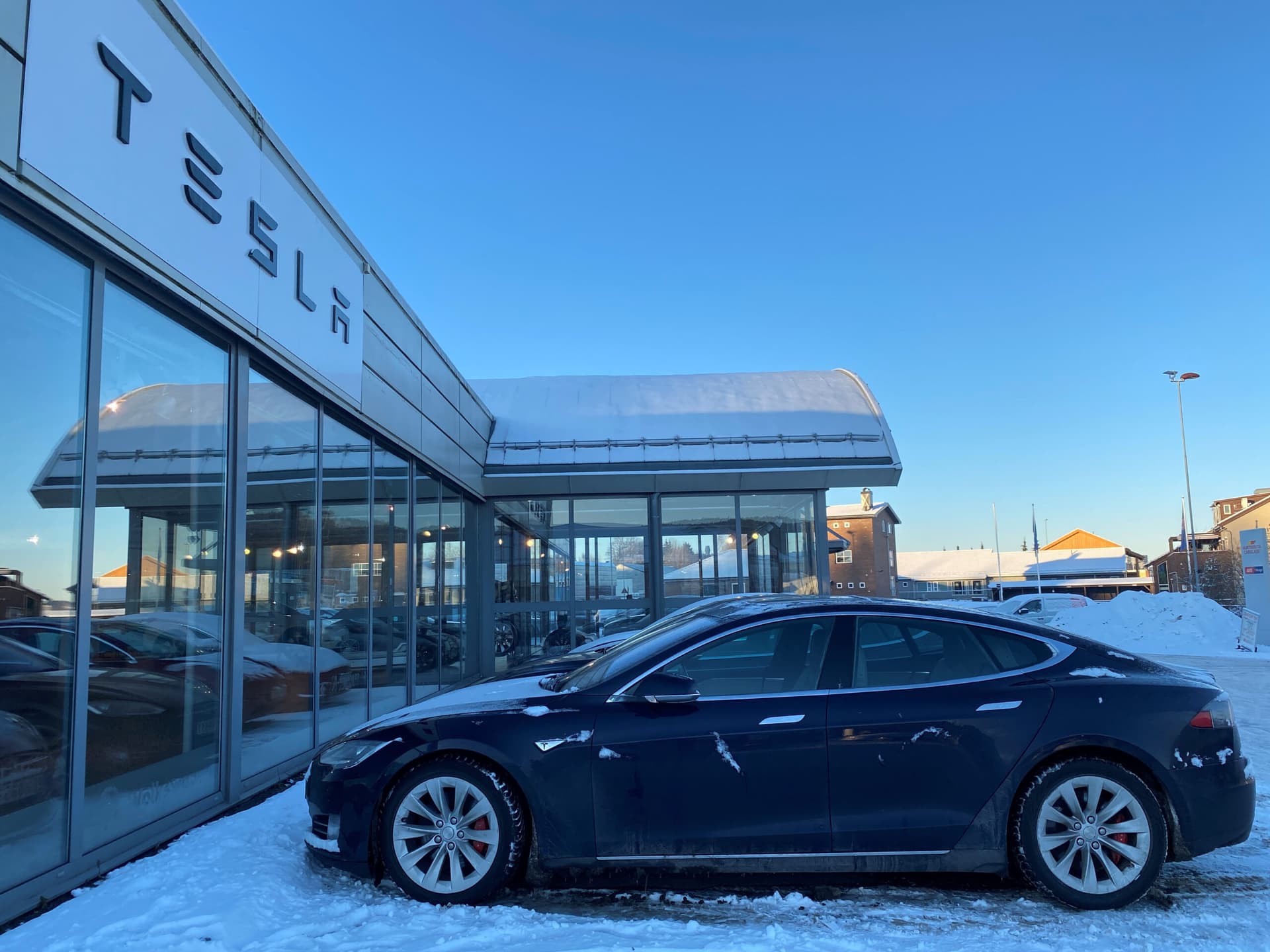 Tesla pëson rënie të fortë të shitjeve në Norvegji, rivalët elektrikë marrin avantazh