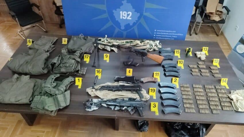 Policia në veri sekuestron armë, municion dhe mjete ilegale në Mitrovicë