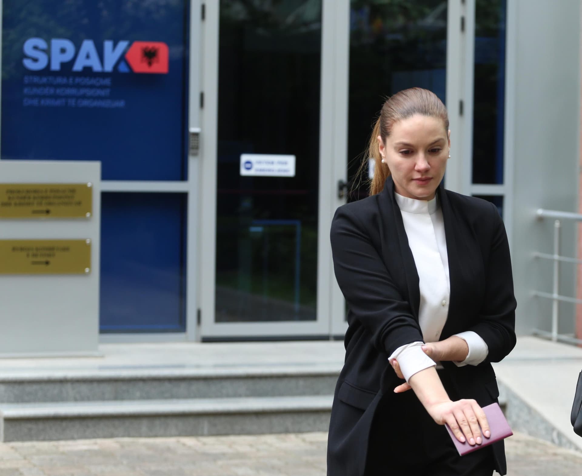 Bashkëshortja e Erion Veliajt në SPAK për masën e sigurisë “detyrim paraqitje”