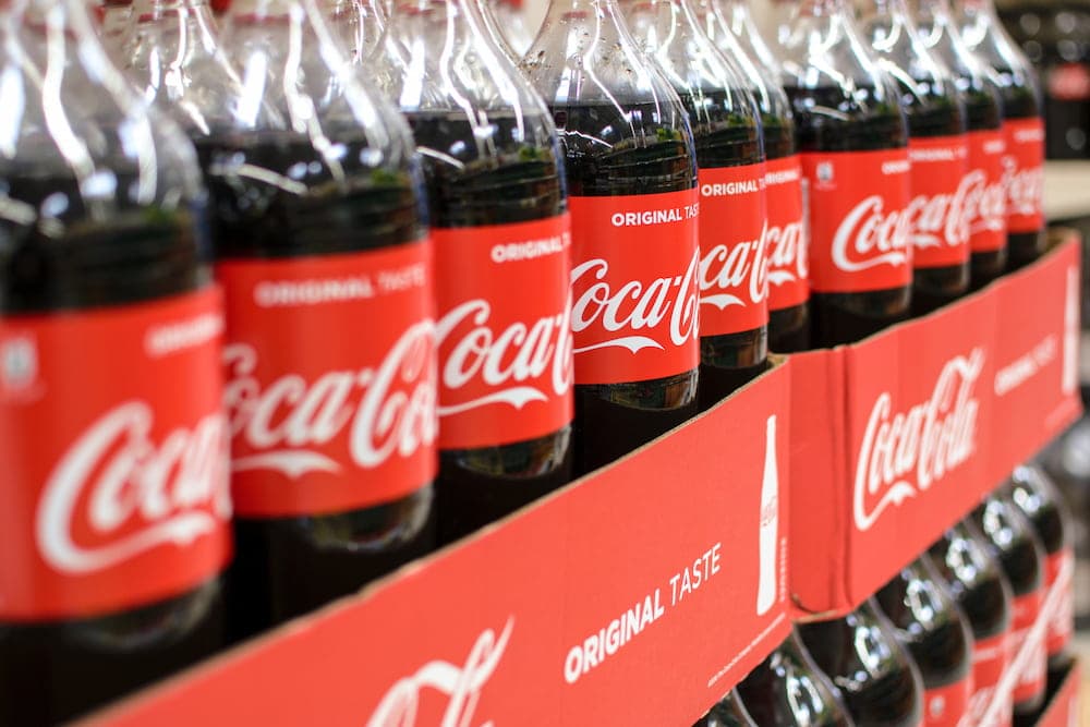 Coca-Cola nuk heq dorë nga shishet plastike dhe shpjegon arsyen