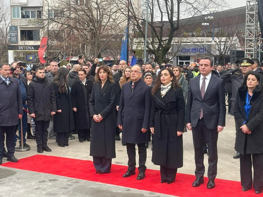 Homazhe te memoriali “Heroinat” për 18-vjetorin e pavarësisë së Kosovës