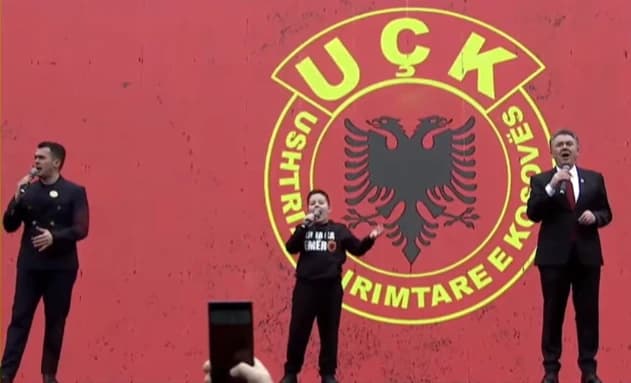 Ilir Shaqiri me djalin e nipin këndojnë në Marshin për ish-krerët e UÇK-së