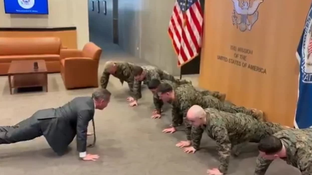 Ambasadori amerikan në OKB sfidon trupat me pompa në Gjenevë