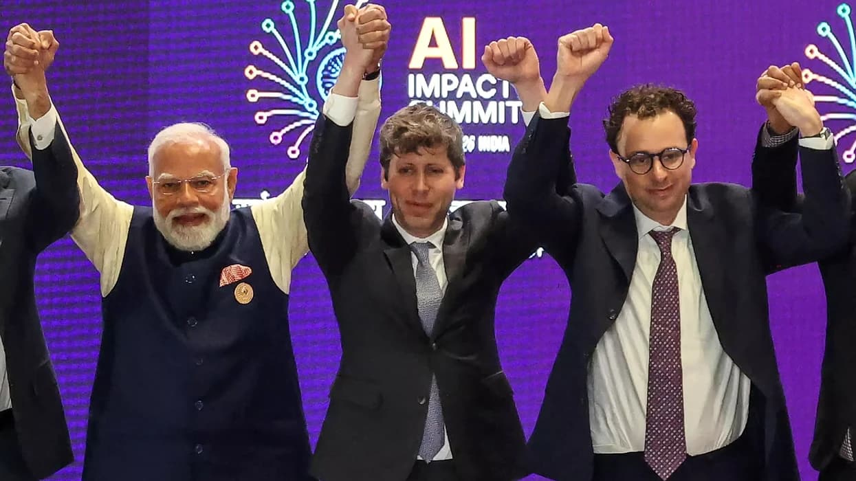 Sam Altman dhe Dario Amodei shmangin shtrëngimin e duarve në samitin për AI në Indi
