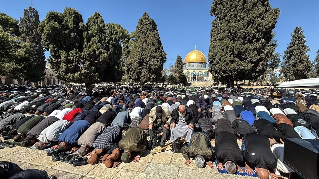 Palestinezët falën xhumanë e parë të Ramazanit në xhaminë Al-Aksa nën masa të rrepta sigurie