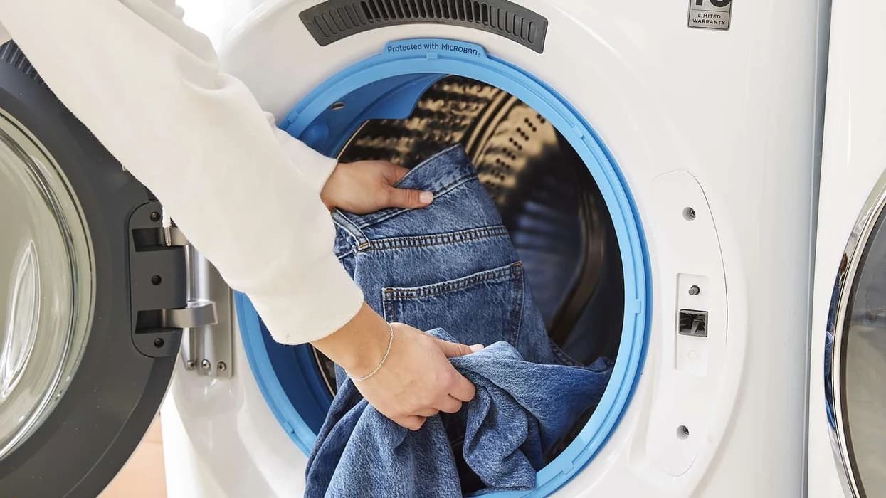 Sa shpesh duhet të lani xhinset? Këshilla për t’i ruajtur si të reja