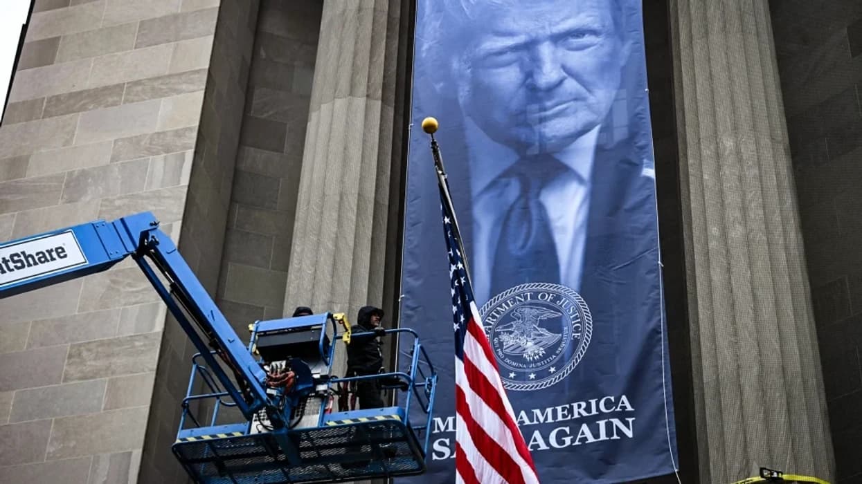 Donald Trump vendos portretin në selinë e Departamenti i Drejtësisë i SHBA