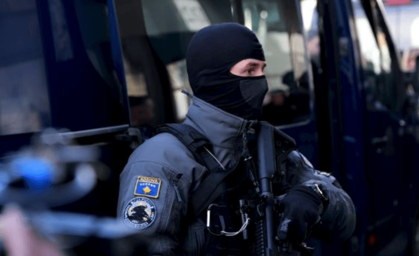 Bastisen dy lokacione në Prishtinë, sekuestrohen armë dhe municion