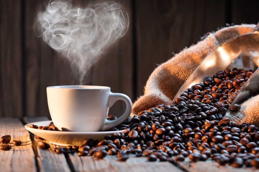 Doktori tregon kohën ideale për të pirë kafenë në mënyrë që të flini mirë