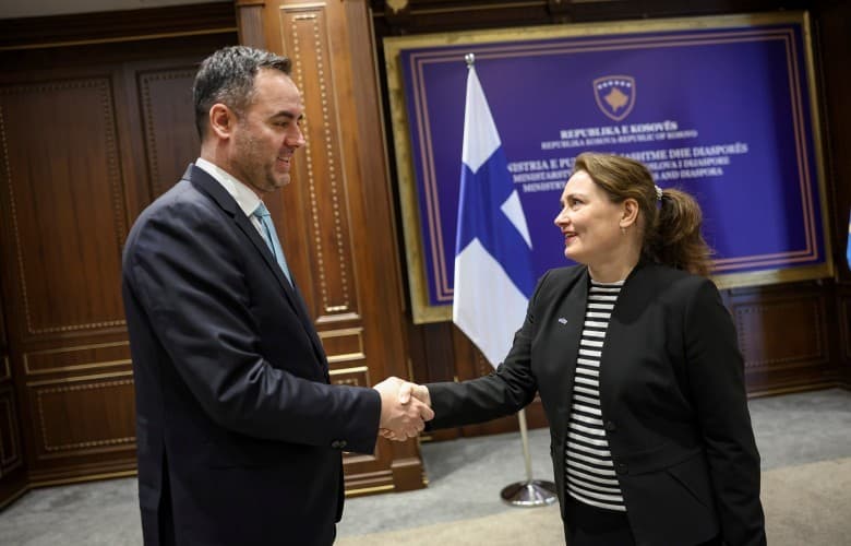 Konjufca takon ambasadoren finlandeze, flasin për njohjen e patentë-shoferëve