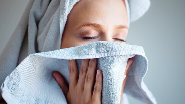 Pse dermatologët nuk rekomandojnë fshirjen e fytyrës me peshqir
